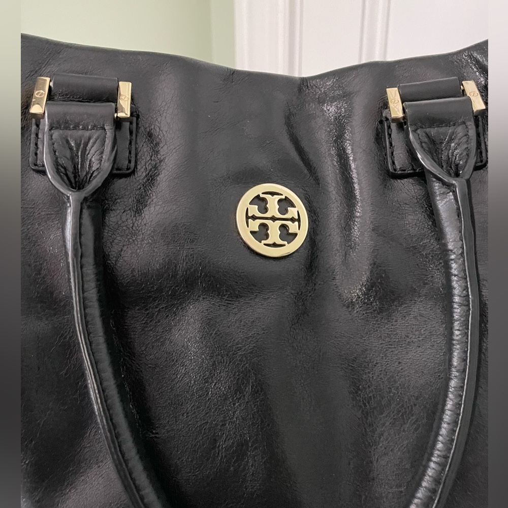Beautiful Tory Burch crossbody tote